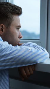 Persona sola en la noche, rodeada de silencio, evocando un amor profundo que persiste más allá del tiempo y la ausencia.