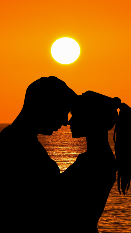 Dos personas mirándose fijamente en un precioso atardecer, transmitiendo calma, cercanía y donde el alma deja de sostenerse sola.