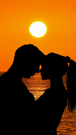 Dos personas mirándose fijamente en un precioso atardecer, transmitiendo calma, cercanía y donde el alma deja de sostenerse sola.