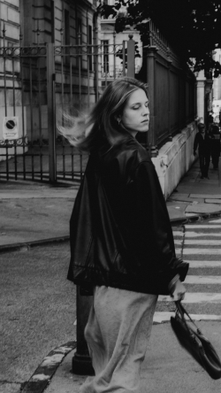 Mujer hermosa, que no parece real, y no es mía caminando por la calle